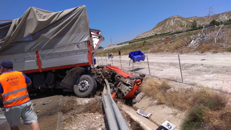 <span style='color:#780948'>ARCHIVED</span> - Accident involving three lorries closes off A-30 Cieza-Albacete