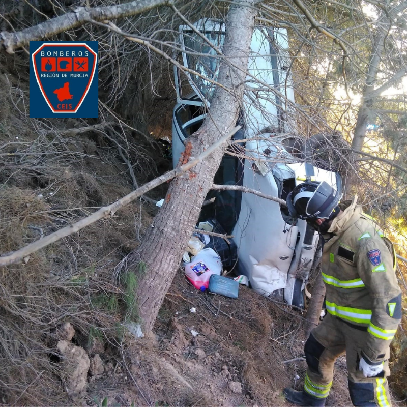 <span style='color:#780948'>ARCHIVED</span> - Two injured as vehicle ploughs down embankment on the AP-7 in San Javier