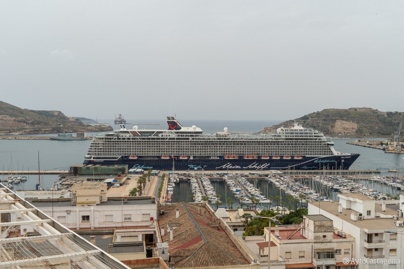 <span style='color:#780948'>ARCHIVED</span> - First cruise ship docks in Cartagena following 15-month break