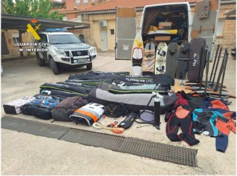 Frenchman arrested in Alicante for stealing 450,000 euros worth of kite surfing equipment in Los Alcazares
