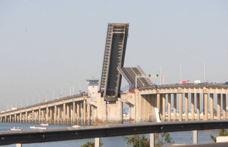 Cádiz's famous bridge is getting a new name, and a poet is taking over from a Francoist mayor