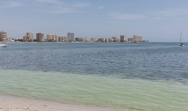 Bright green water raises concerns at Los Alcázares beaches