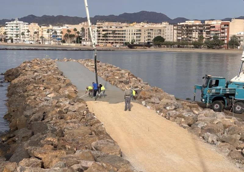 Breakwater repairs ongoing at the beach of La Colonia in Águilas